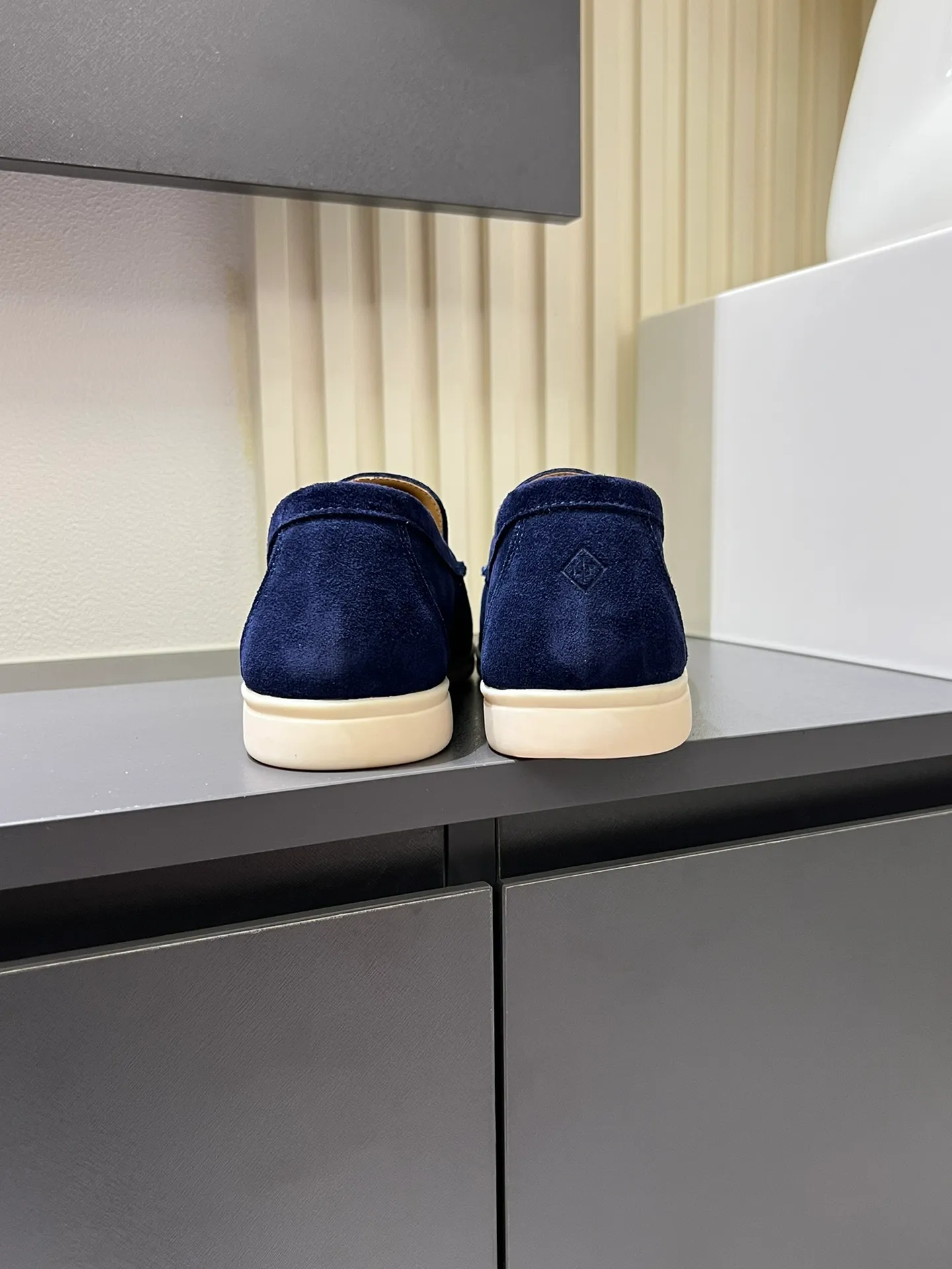 Men's shoes 💰p360 "Loro men's shoes 💰pian'*" Classic L men's shoes for couples 💰p Top version British flat loafers, a must-have item in old money style, the minimalist design is eye-catching and durable, a plus point for dressing The soft foot feel and texture are outstanding. They don’t scratch your feet and are very nice. They are matched with soft and waxy soles. They can be worn daily for a long time without getting tired. They are easy to wear, versatile and classic items, with perfect foot feel and texture! Imported cashmere fabric, the lining is made of imported A-grade water-dyed cow lining, the top version of the genuine leather midsole is sewn with pure handmade mark thread! Size: Female 35-40 (34. Customized) Male 38-44 (45.46. Customized)